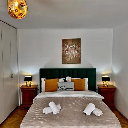 Old Town City Center Apartments Braşov Esterno foto