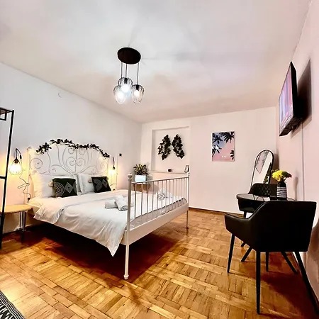 Old Town City Center Apartments Braşov Esterno foto