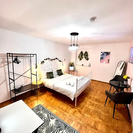 Old Town City Center Apartments Braşov Esterno foto