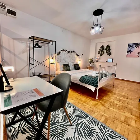 Old Town City Center Apartments Braşov Esterno foto