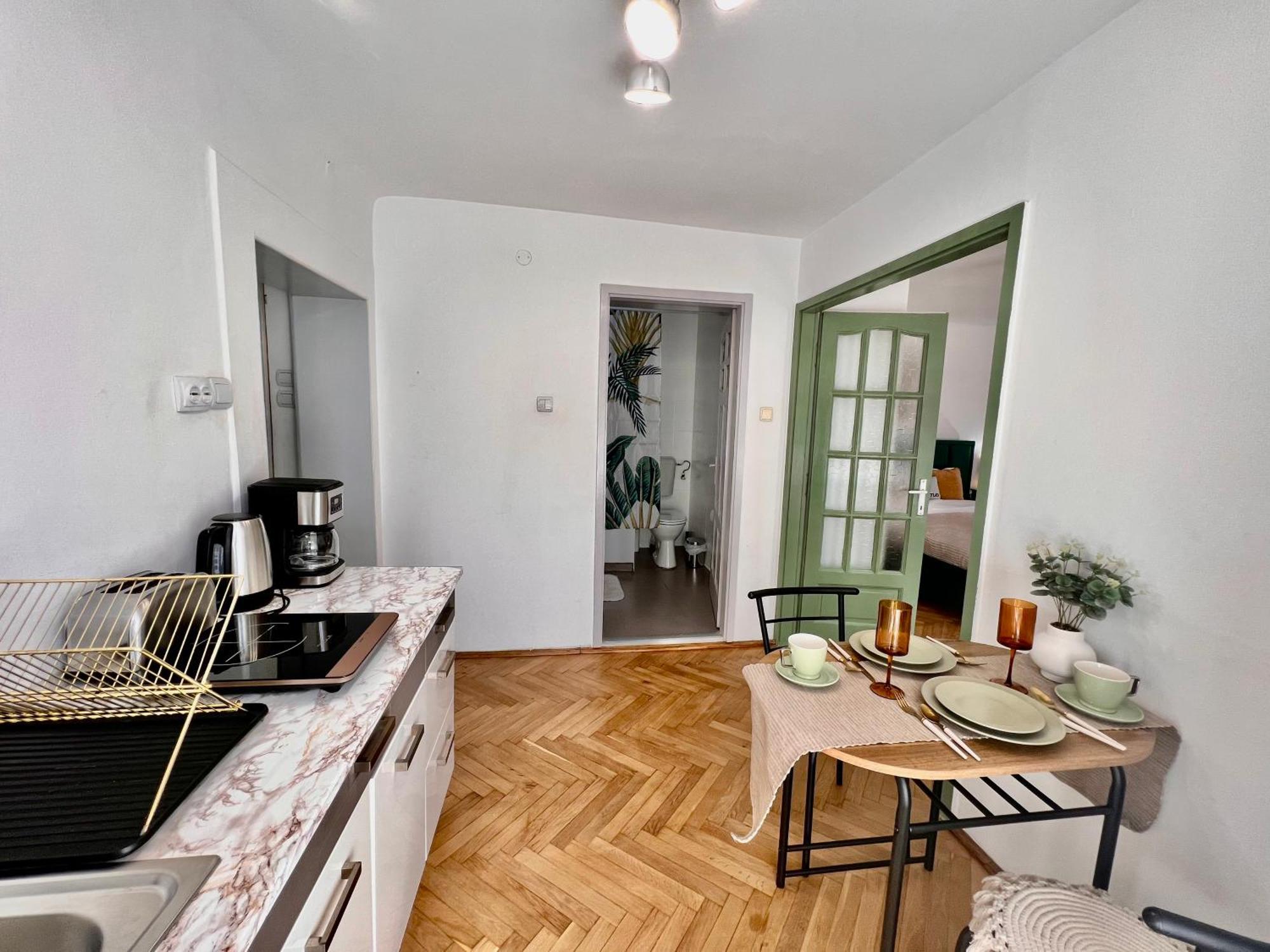 Old Town Center Apartment
